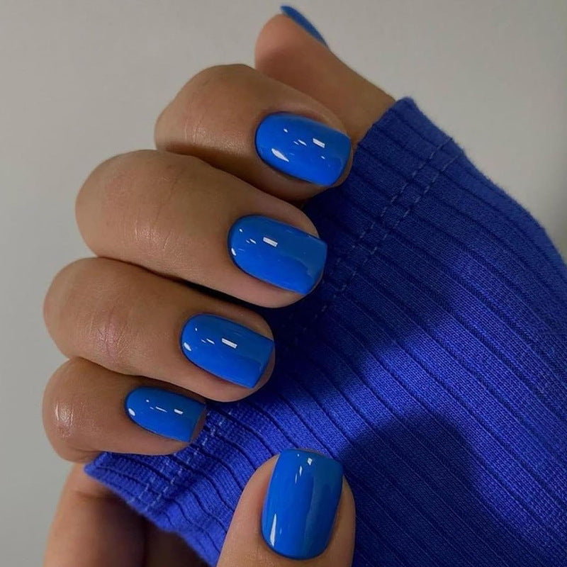 Kunstnagelset mit luxuriösen und glanzvollen blauen Designs Brehn