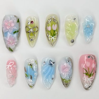 Kunstnagelset mit floralen Motiven und Glitzerakzenten Brehn