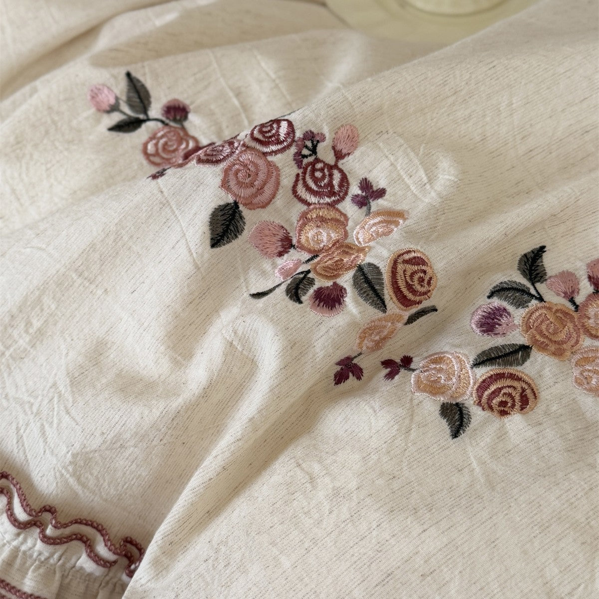 Vintage-inspirierte floral gestickte Rüsch-Linen-Bettbezug-Ensemble