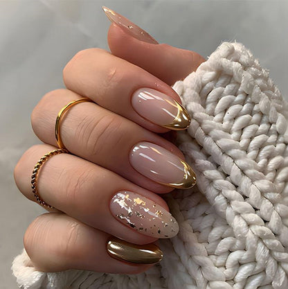 Kunstvolle Stiletto-Nägel mit Glitzer- und Goldakzenten Brehn
