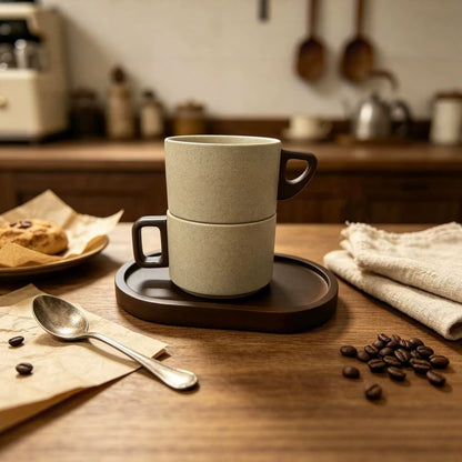 Keramikbecher mit Holzgriff und Untertasse