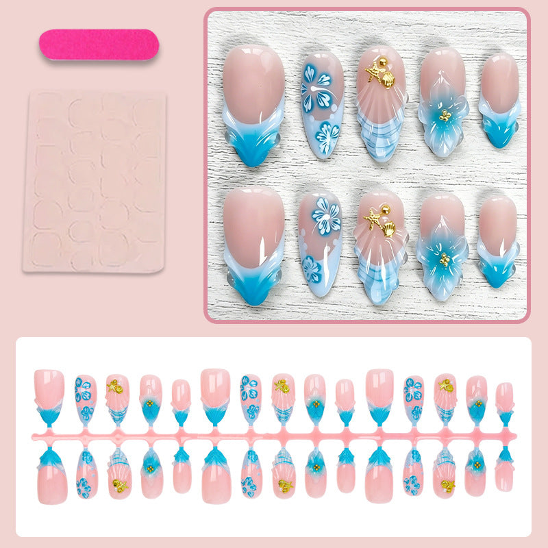 Kunstnägel Set mit eleganten floralen Akzenten Brehn