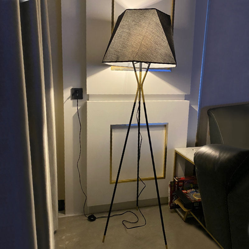 Moderne geometrische Stehlampe mit Dreibeinbasis