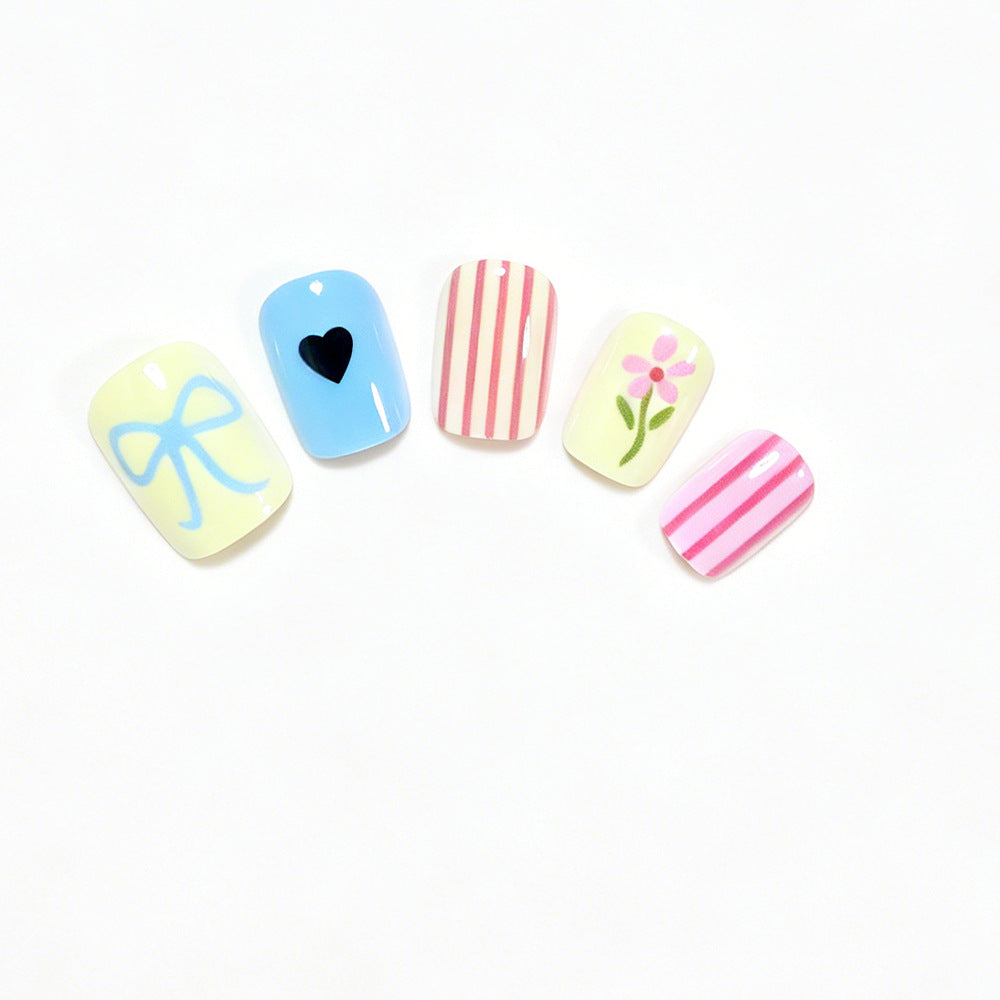 Dekoratives Nagelkunst-Set mit floralen Motiven Brehn