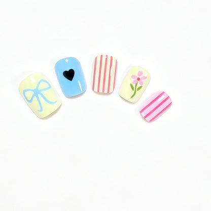 Dekoratives Nagelkunst-Set mit floralen Motiven Brehn
