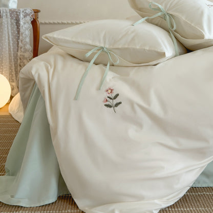 Bestickte Baumwollbettwäsche mit Wiesenmotiv und Kissenbezügen mit Bandbindung