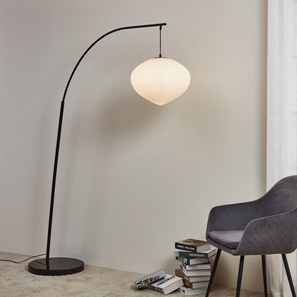 Arc Stehlampe mit elegantem Schirm