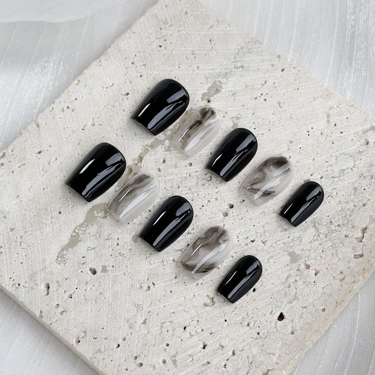 Künstlerisches Gel Press-On Nagelset mit Marmor- und glänzendem Finish