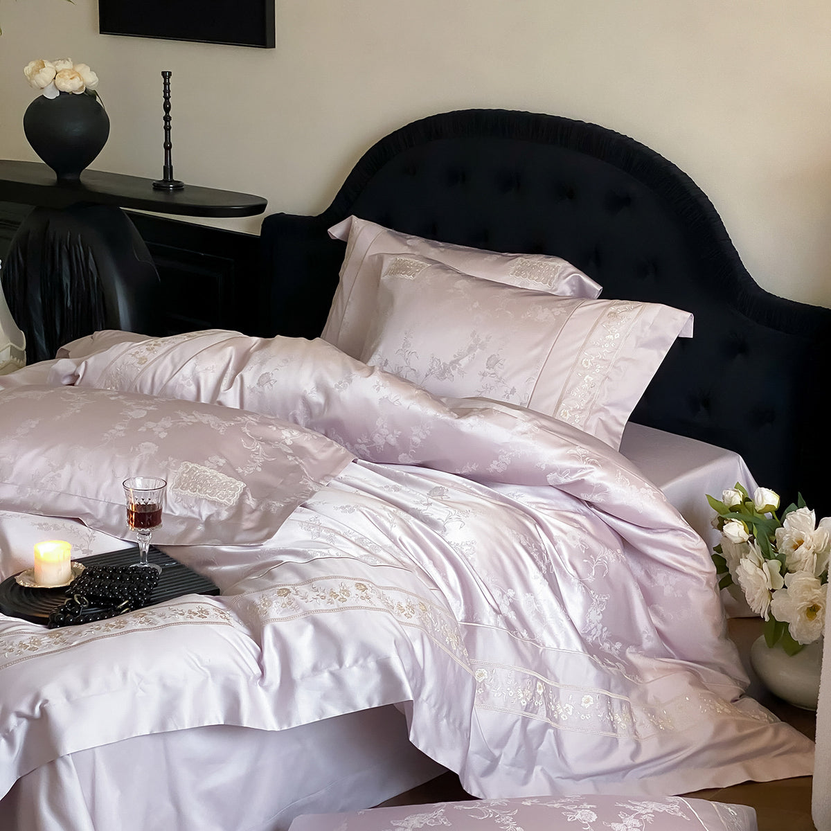 Feinsatin-Bettgarnitur mit tonalem Blumenjacquard und feiner Stickbordüre