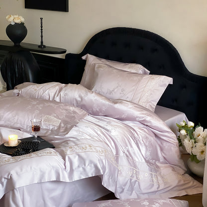 Feinsatin-Bettgarnitur mit tonalem Blumenjacquard und feiner Stickbordüre