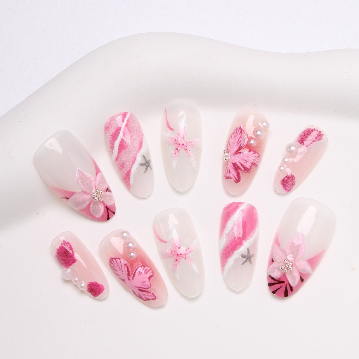 Elegantes mit Blumenakzenten verzierter Press-On-Nagel-Set Brehn