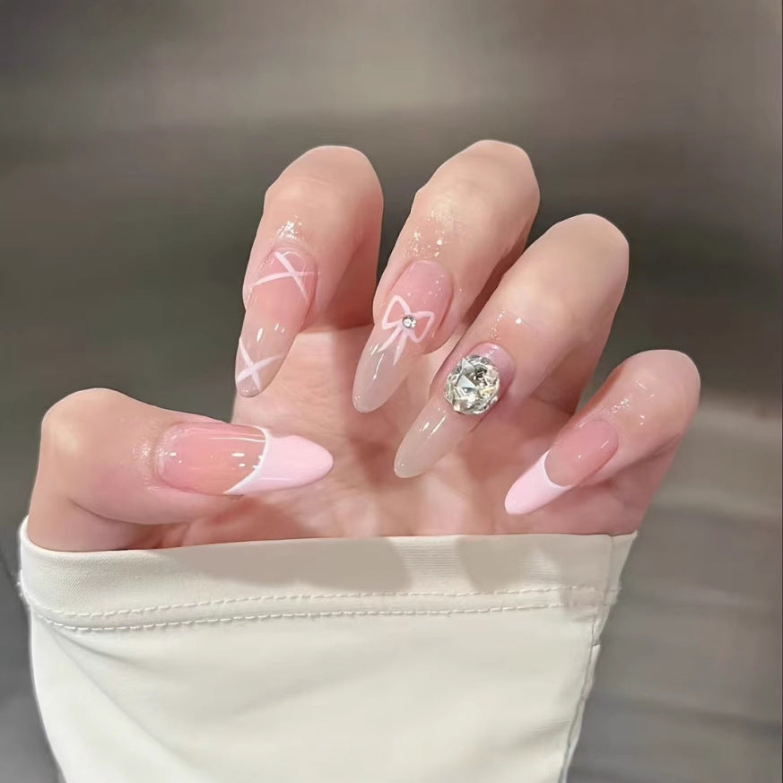 Künstlerisches Press-On-Nagelset mit Blumen- und Herzdesigns Brehn