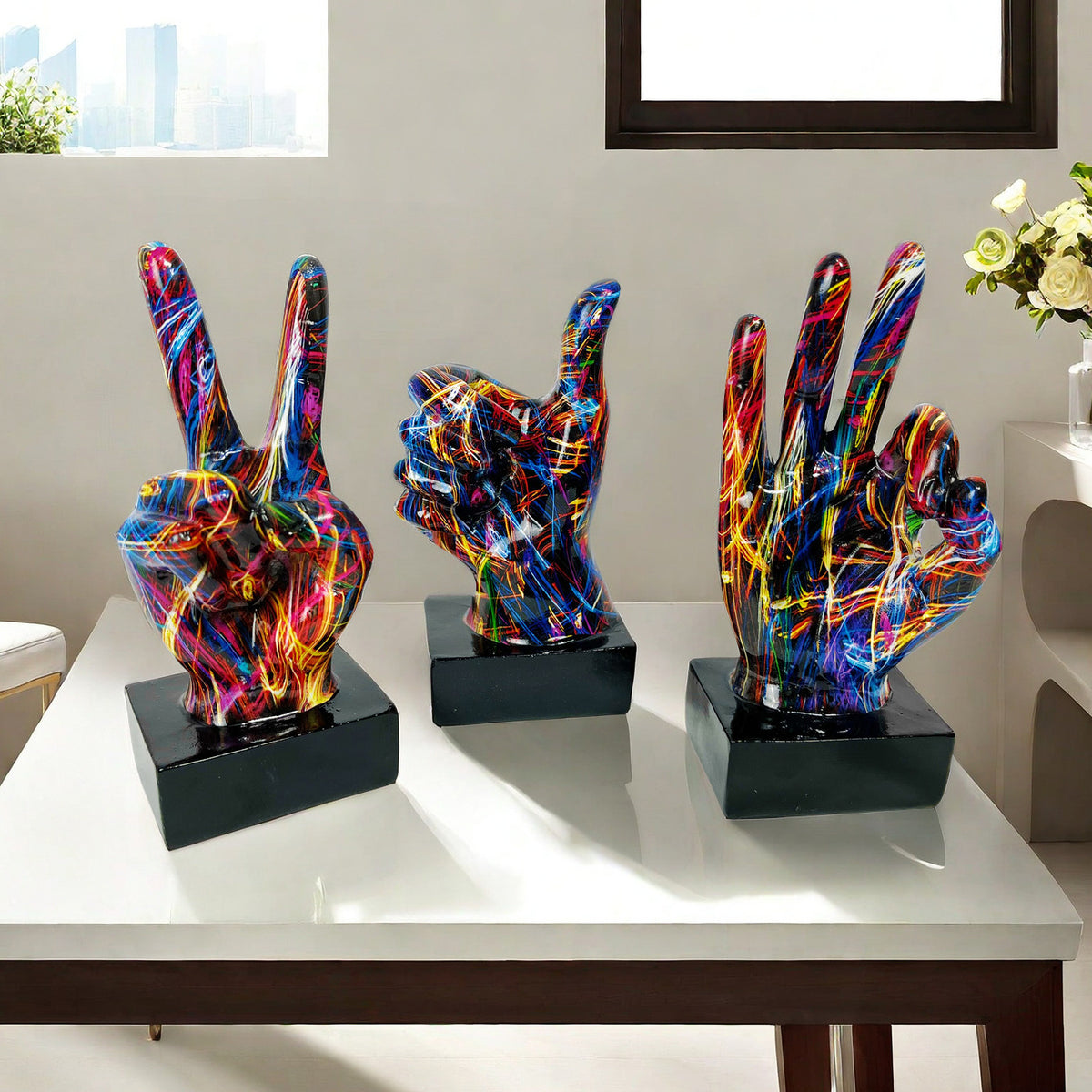 Stylische Hand-Skulpturen mit buntem Design Brehn