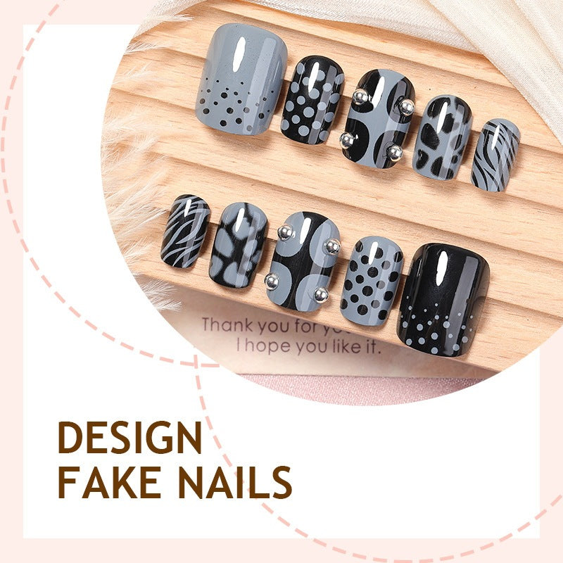 Kunstnagelset mit modischem geometrischen und Punktemuster Brehn