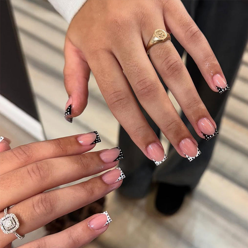 Kunstnagelset mit eleganten Punkten und modernen Akzenten Brehn