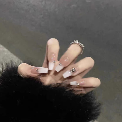 Elegante Acryl-Nagelerweiterungen mit Strass-Akzenten