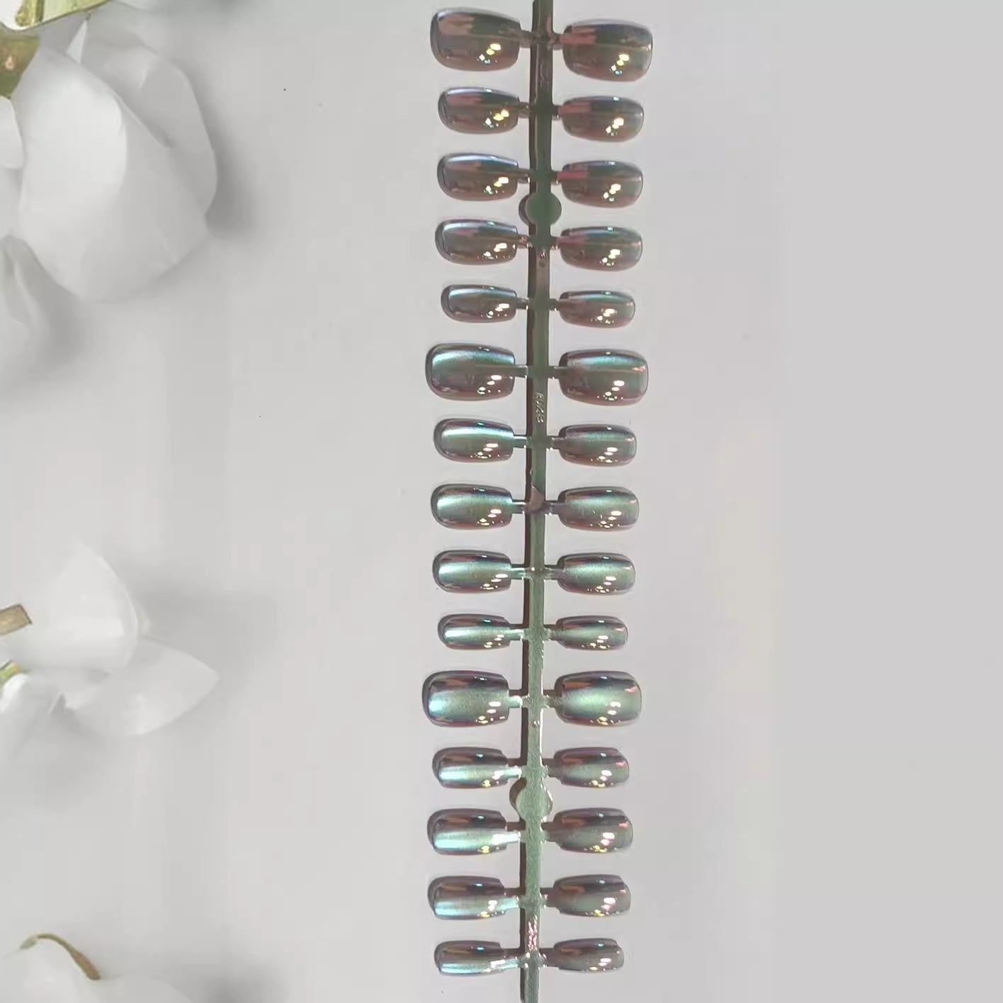 Iridescent Press-On Nail Art Set Brehn