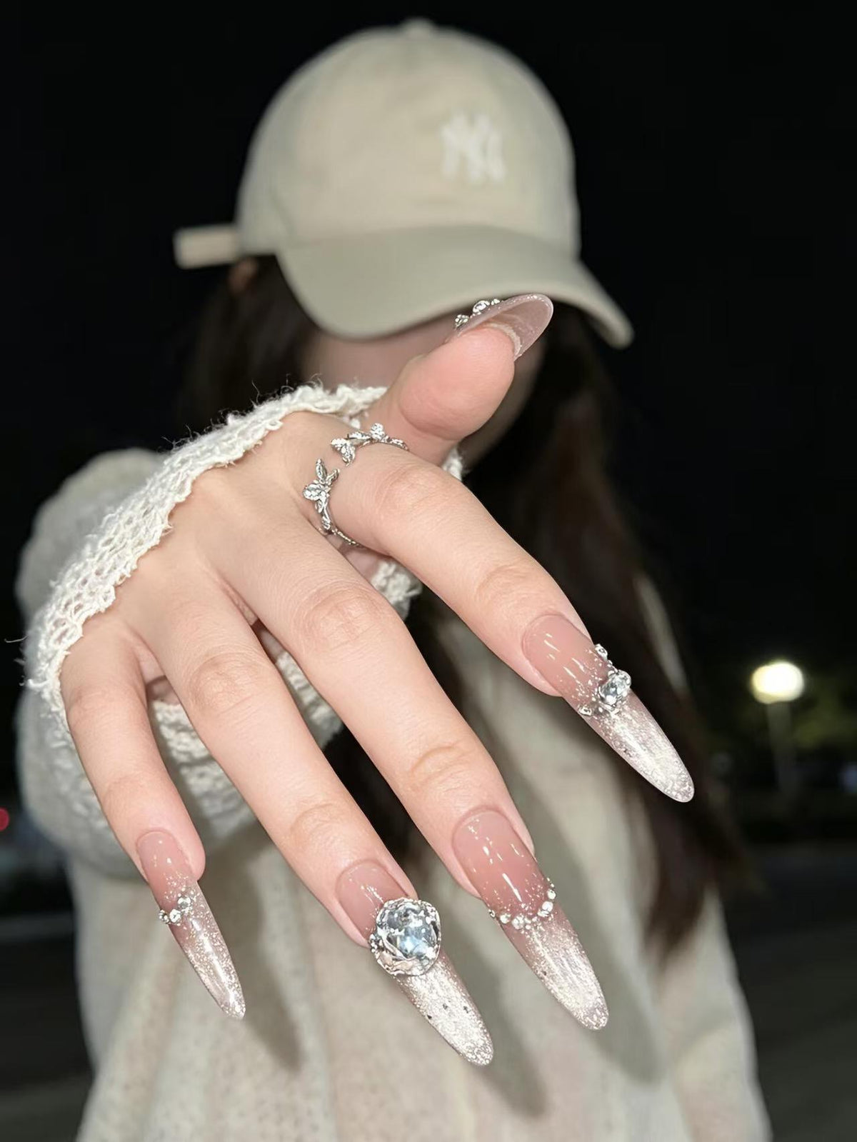 Künstlerische Stiletto-Nagelverlängerungen mit Edelsteinakzenten