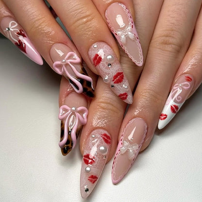 Kunstnagelset mit romantischen Mustern und hochwertigen Verzierungen Brehn