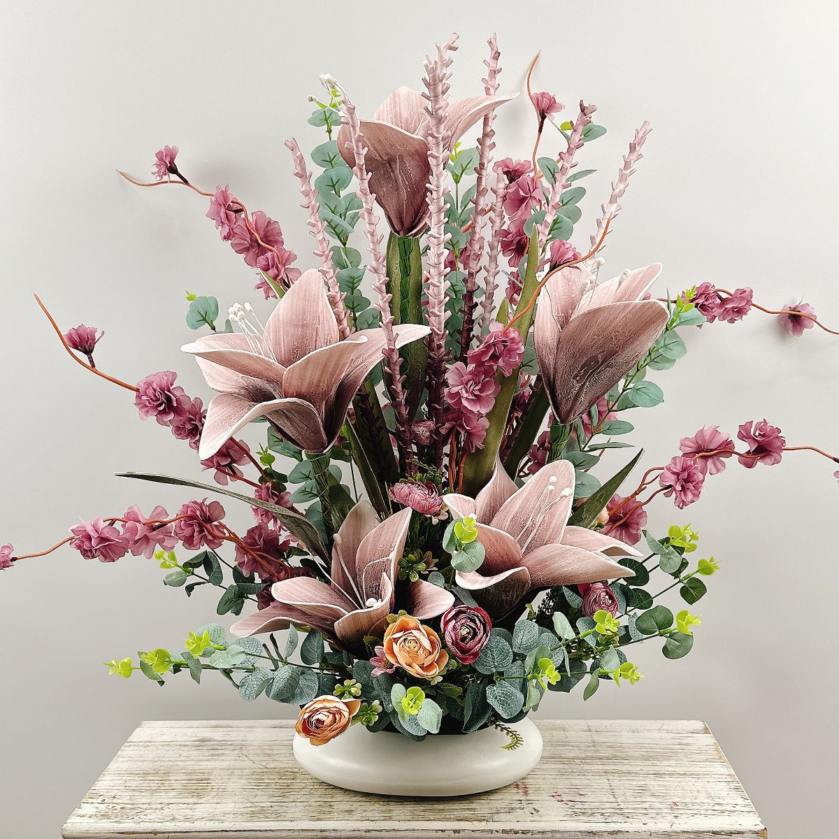 Lebensechte Blumenarrangement in dekorativer Keramikvase