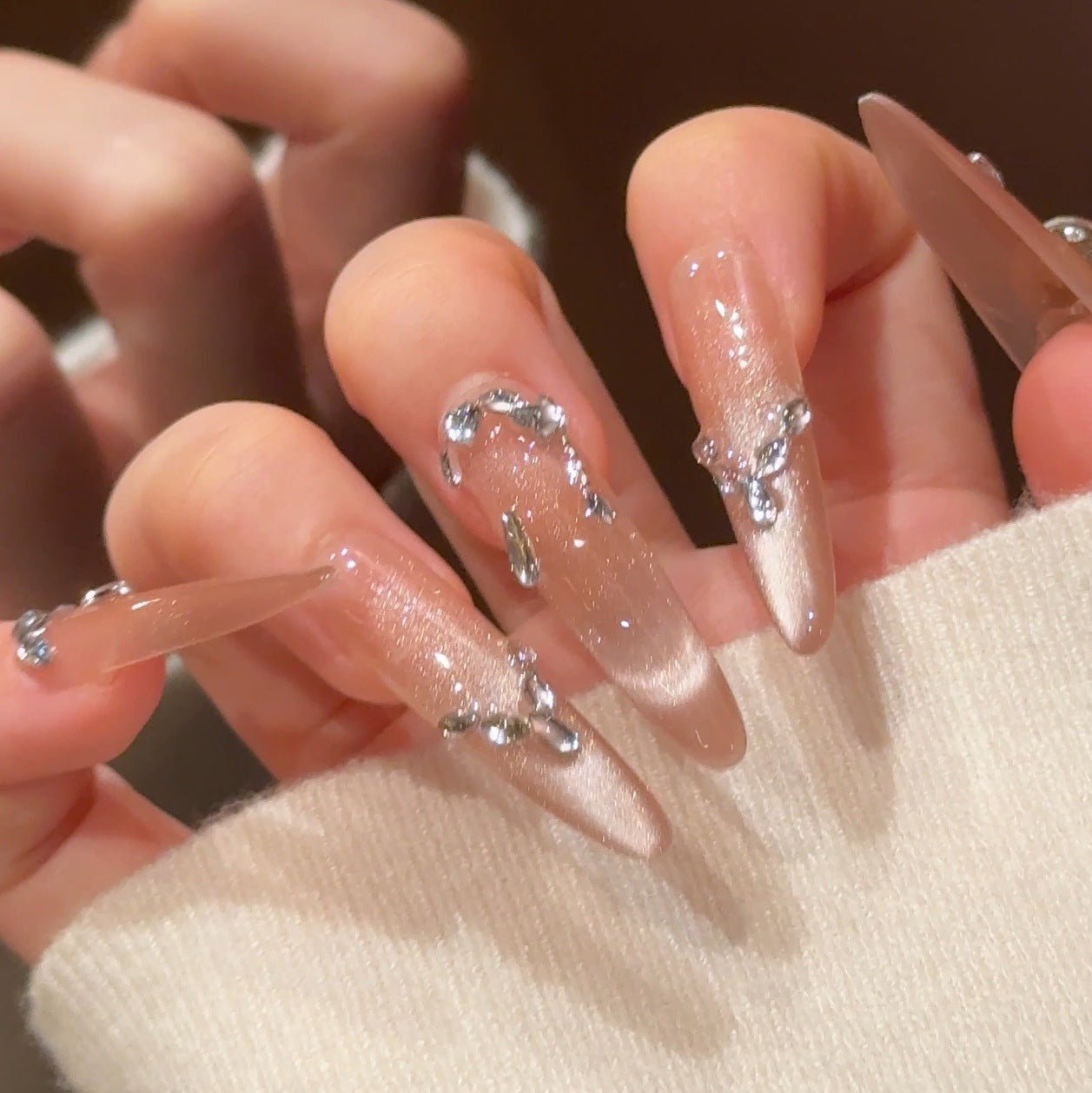 Künstlerische Stiletto Press-On Nagelkunst mit schimmernden Akzenten Brehn