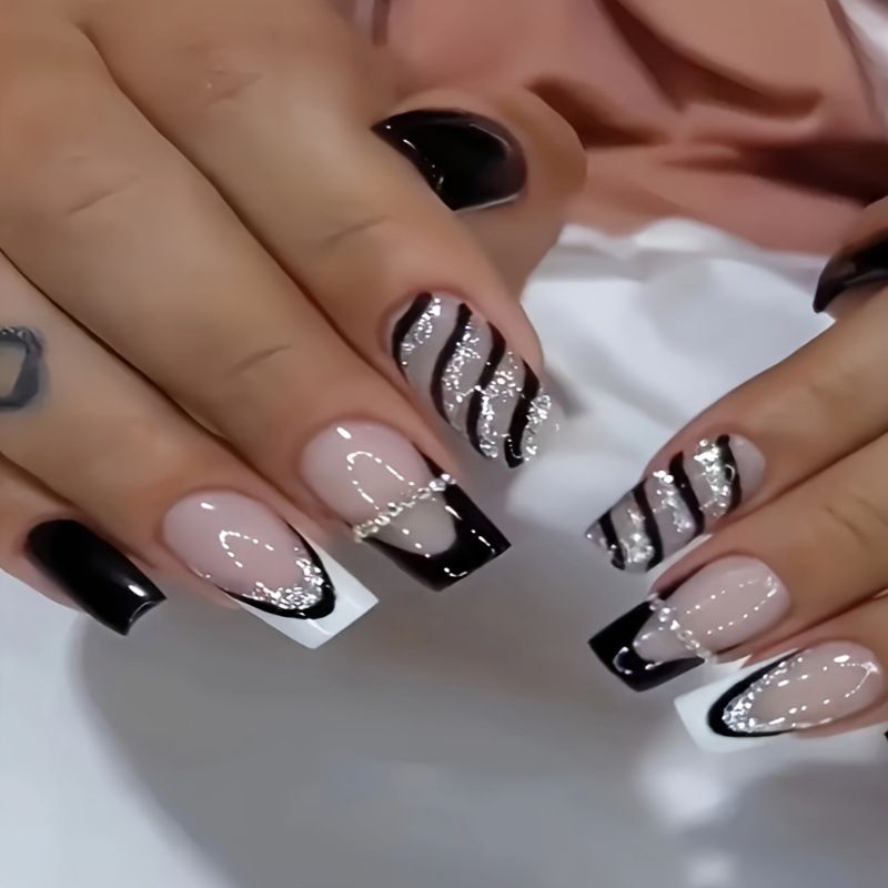 Elegante Kunstnägel mit Glitzer- und Streifenakzenten Brehn