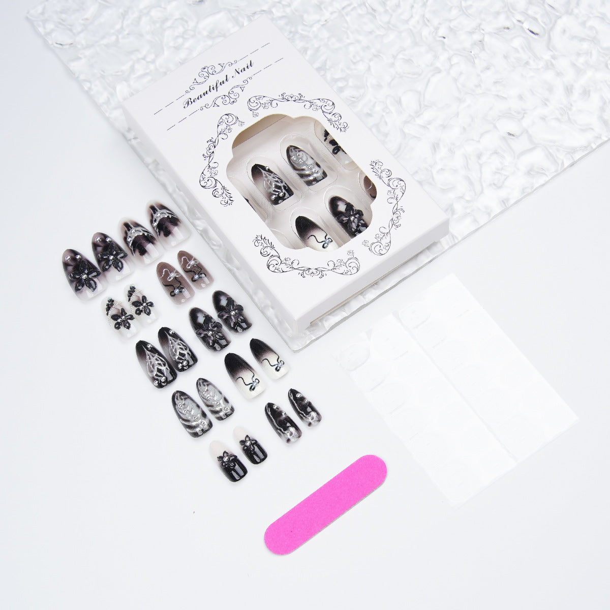 Elegantes Kunstnägel-Set mit Komplexen Designs Brehn