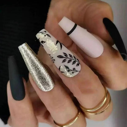 Kunstvolle Nagelverlängerungen mit eleganter Dekoration Brehn