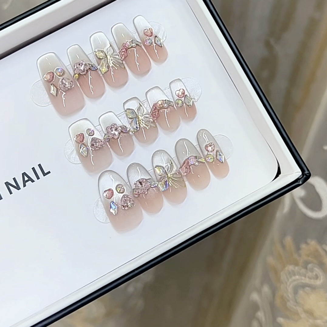 Dekorative Künstlerische Press-On Nagelset mit Herz- und Schleifenakzenten Brehn