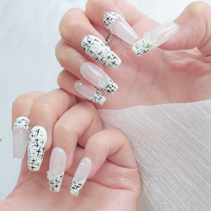 Künstlerisches Press-On-Nagelset mit floralen Verzierungen