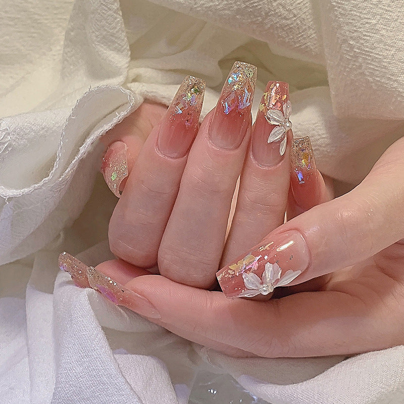 Kunstnagelset mit floralen und glitzernden Akzenten Brehn