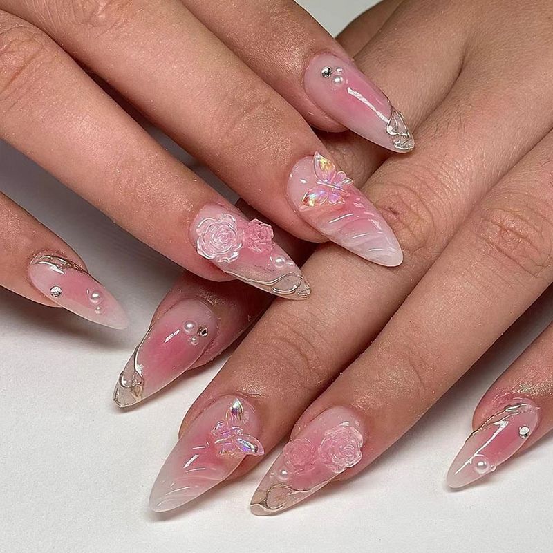 Elegante Kunstnagelspitzen mit Goldakzenten Brehn