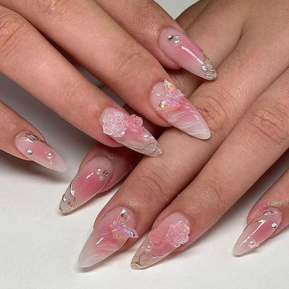 Elegante Kunstnagelspitzen mit Goldakzenten Brehn