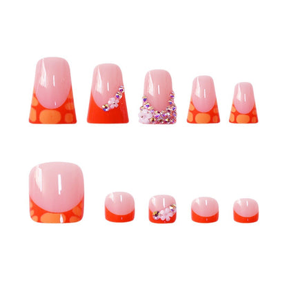 Dekoratives Press-On-Nagelset mit lebhaften Formen und Edelsteinen Brehn
