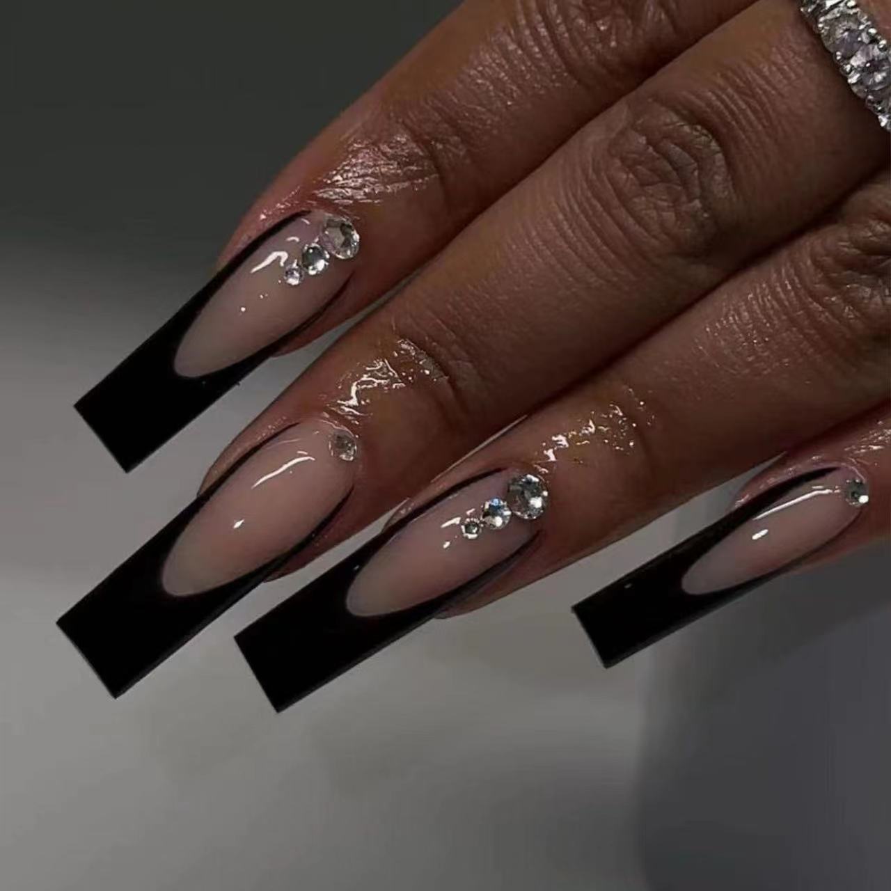 Kunstnagelset mit modernem Glamour und luxuriösen 3D-Akzenten Brehn
