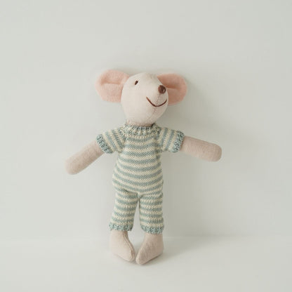 Handgefertigte Maus Plüschpuppe mit gestricktem Herzpullover, Pom-Pom-Mütze und Gingham-Hose