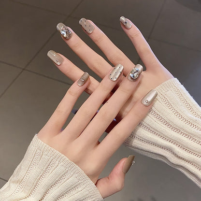 Thematische Nagelkunst Press-On Nägel mit süßen Charakter- und Schleifendesigns Brehn