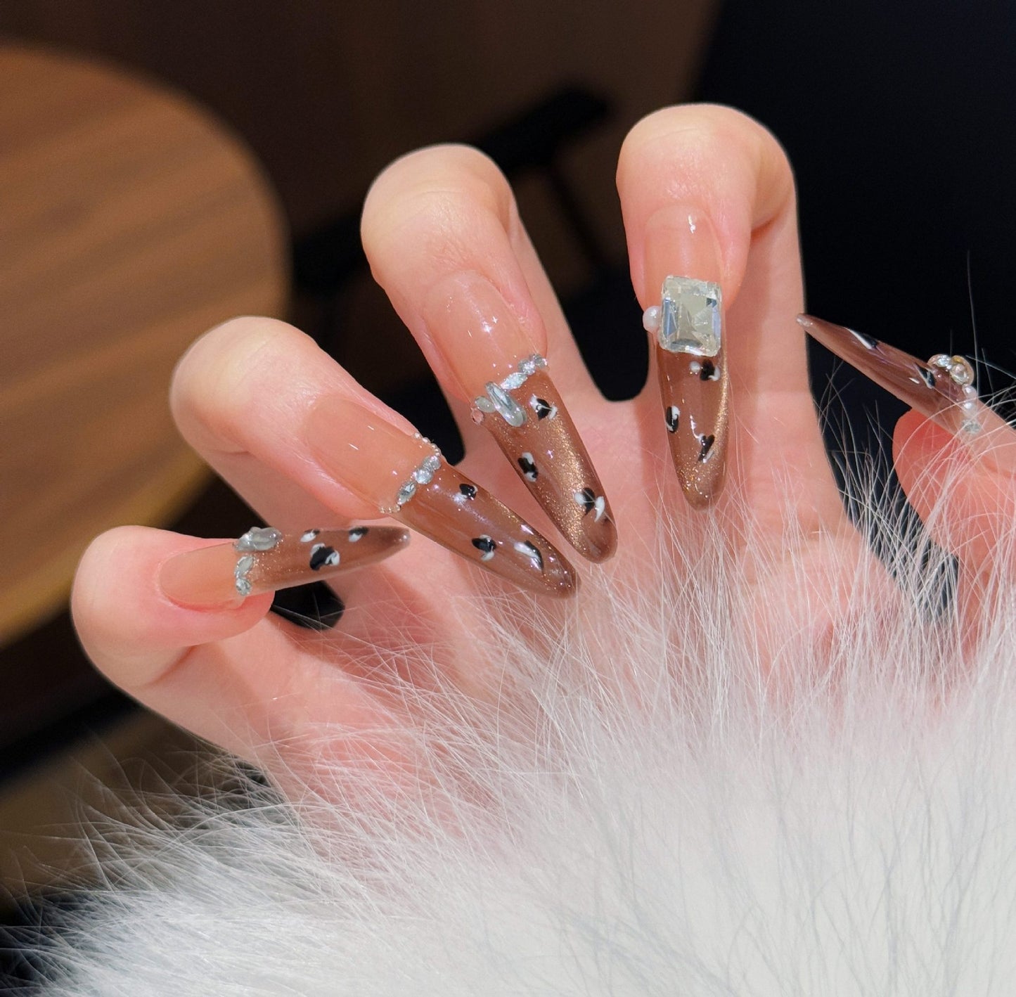 Künstlerische Stiletto Press-On Nagelkunst mit schimmernden Akzenten Brehn