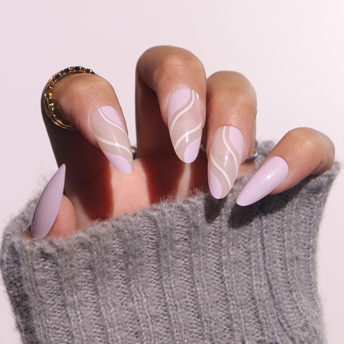 Elegante Stiletto Press-On Nägel mit künstlerischem Wirbel-Design Brehn