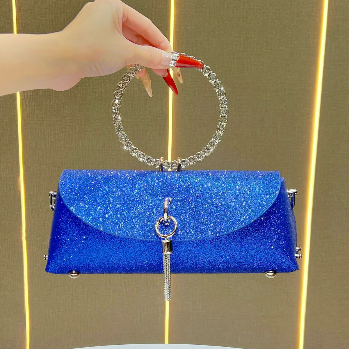 Glitzernde Clutch mit Strassgriff für den Abend