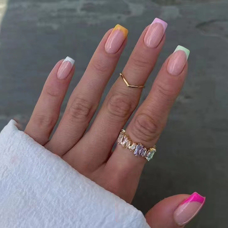Kunstnagelset mit bunten Farbakzenten Brehn