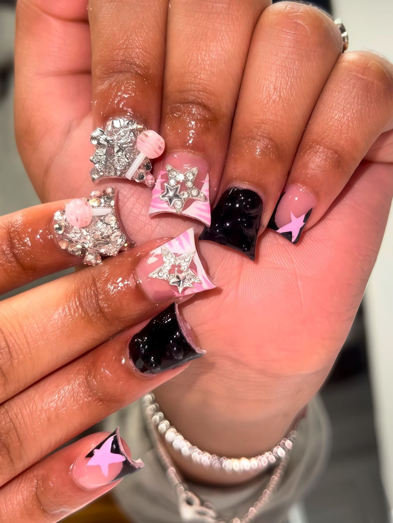 Glamouröse dekorative Press-On-Nagelkunst Brehn