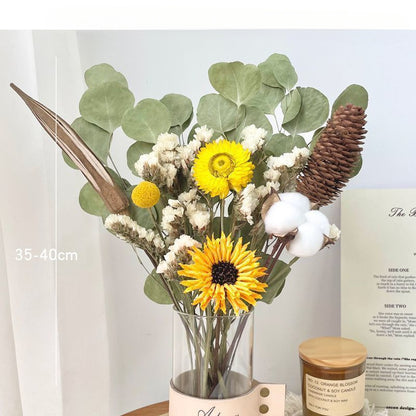 Getrockener Blumenstrauß Arrangierung mit dekorativen Elementen
