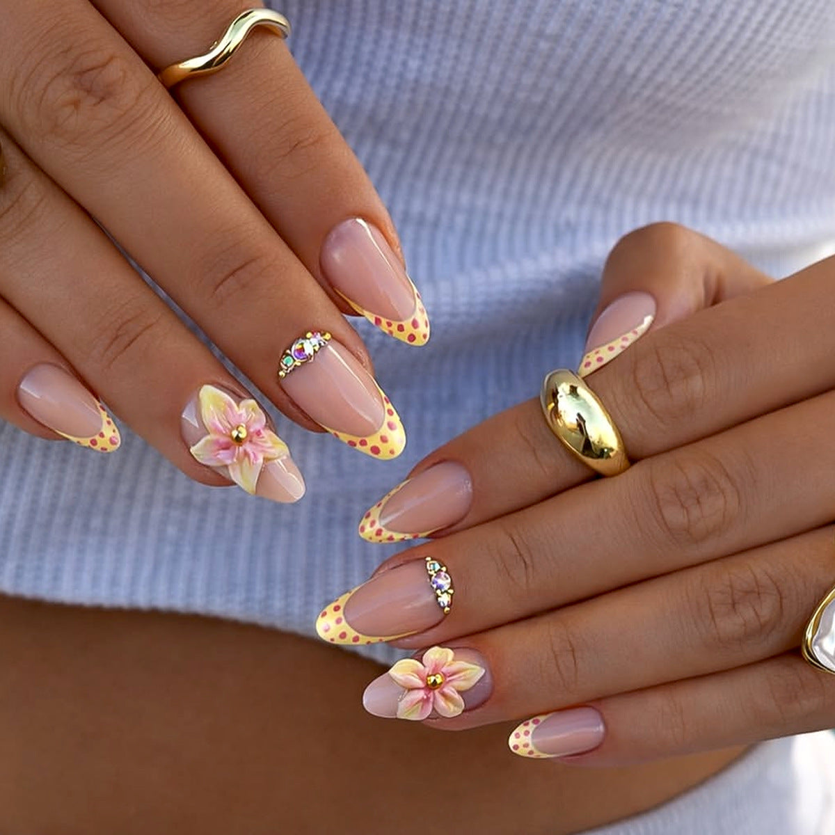 Kunstfingernägel mit Floralen 3D-Applikationen und Elegantem Design Brehn