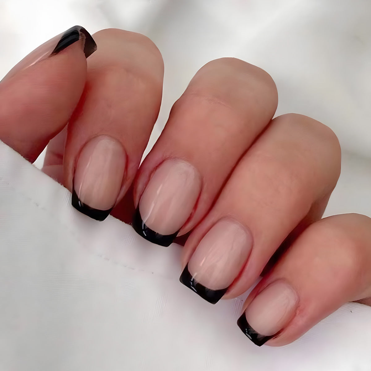 Elegante quadratische Tipp-Press-on-Nägel mit bold schwarzen French Tips Brehn