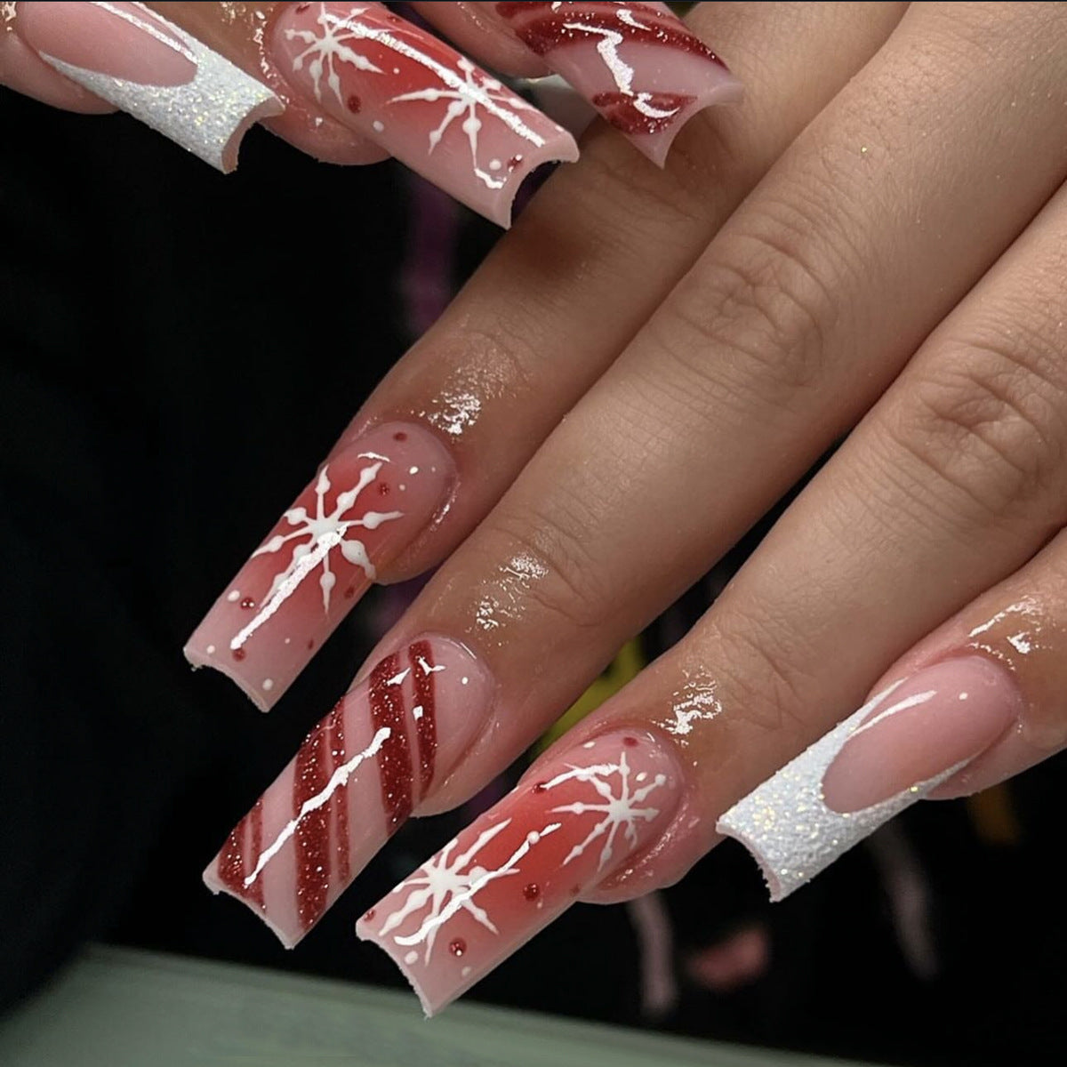 Kunstnagelset mit festlichen Zuckerstangen- und Glitzerakzenten Brehn