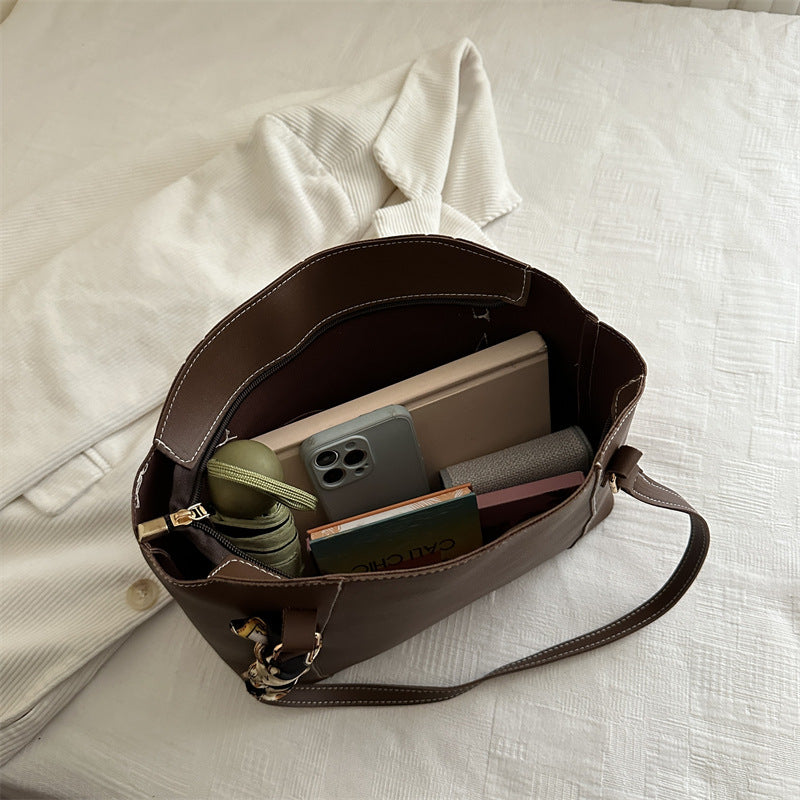 Stylische Tote-Handtasche mit dekorativem Schal