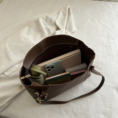 Stylische Tote-Handtasche mit dekorativem Schal