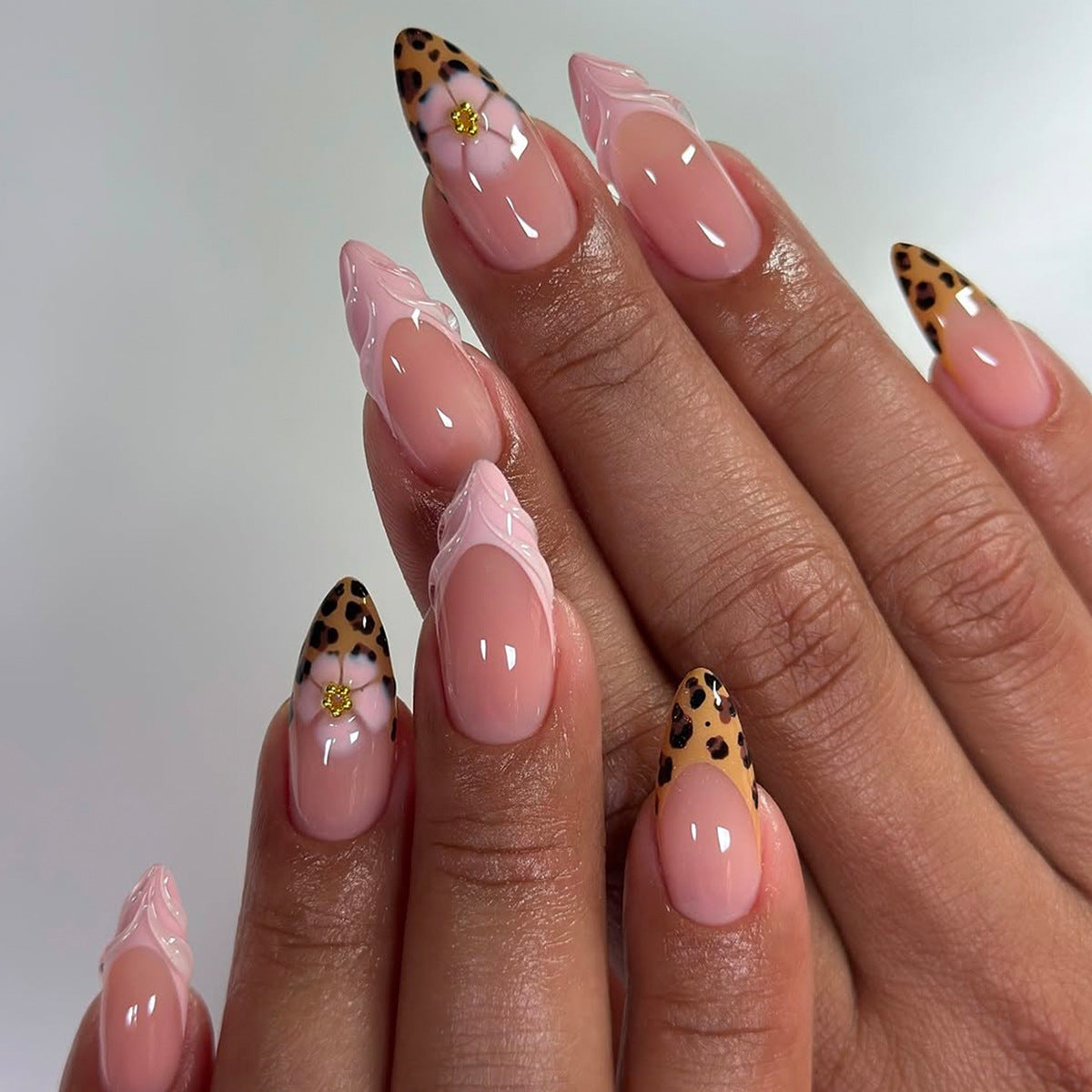 Kunstfingernägel mit Luxuriösem Leoparden-Design und Eleganten Akzenten Brehn