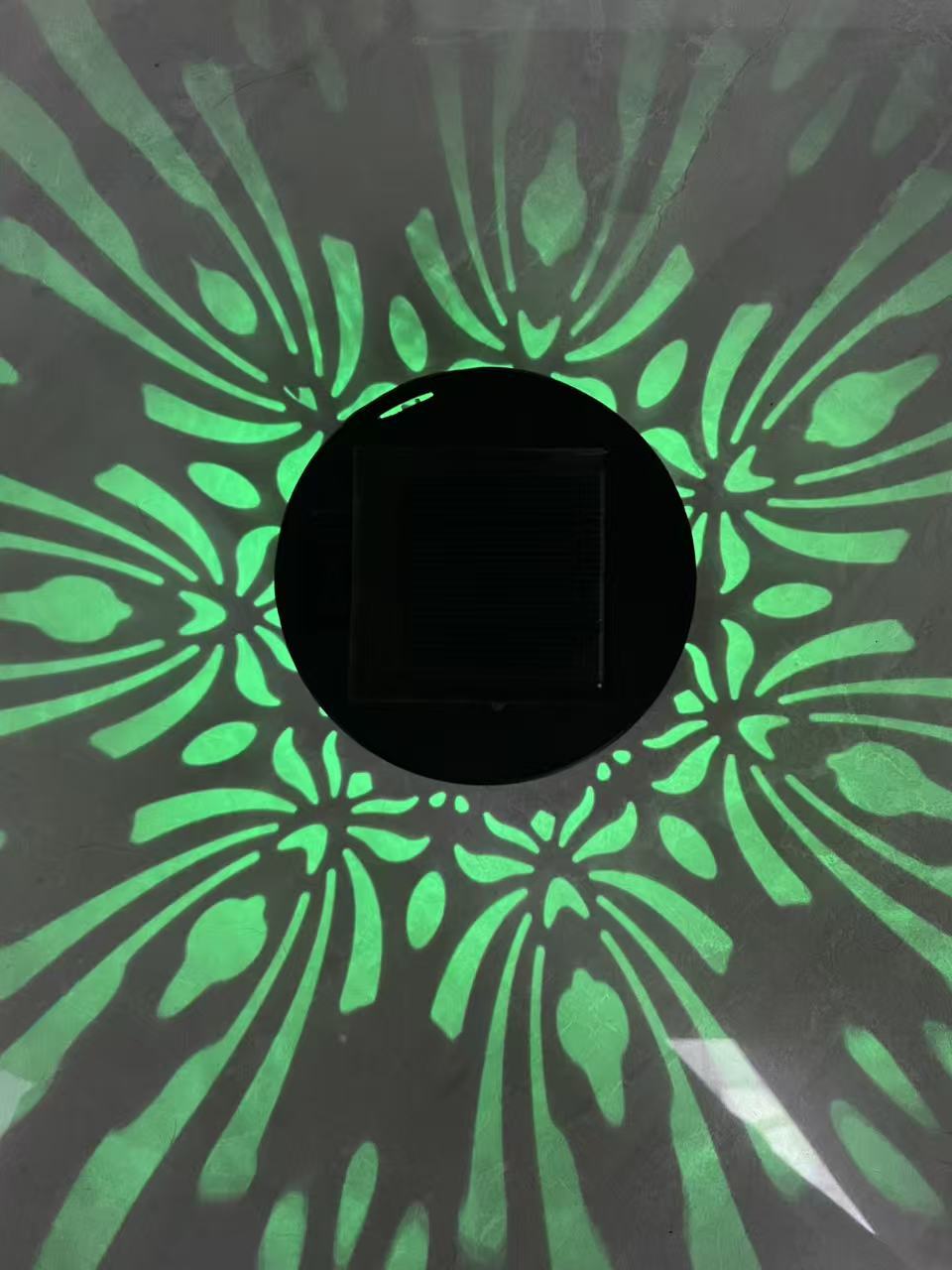 Solarprojektionsgartenlicht mit dekorativem Blumenmuster und Dämmerungs-zu-Dawn-Sensor Brehn